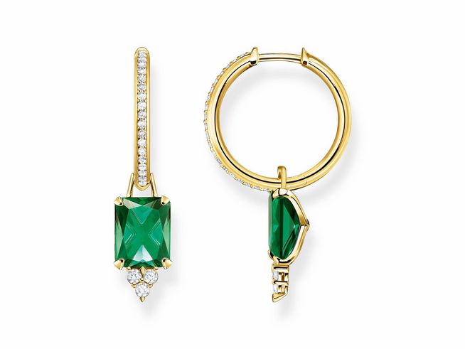 Die Creolen von Thomas Sabo sind vergoldet in Gelbgold und mit einem grünen Oktagon aus Glas-Keramik sowie Zirkonia-Steinen verziert, die eine elegante Ausstrahlung erzeugen.