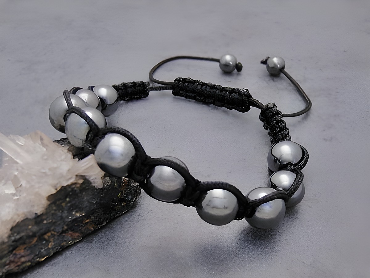 Hämatit Shamballa Armband in anthrazit, verstellbar von 18 bis 30 cm, unisex, gefertigt von Juwelier Harnisch, mit glänzenden Kugeln und geflochtenem Band.