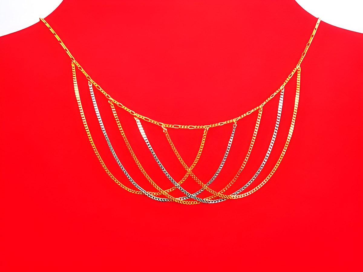 Collier Gold 333 Mittelteil 3farbig tricolor Panzer 40cm mehrreihige Kette von Juwelier Harnisch, elegant und modern präsentiert auf rotem Hintergrund.