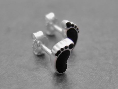 Ohrringe in Form eines Babyfußabdrucks aus Sterling Silber mit schwarzer Lackoberfläche, niedlich und ideal für Kinder, Hersteller Juwelier Harnisch.