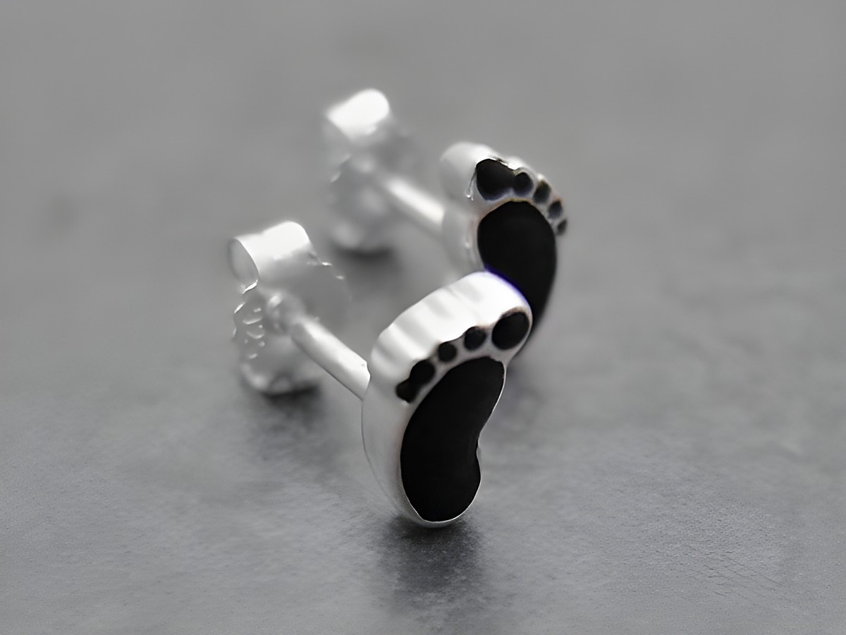 Ohrringe in Form eines Babyfußabdrucks aus Sterling Silber mit schwarzer Lackoberfläche, niedlich und ideal für Kinder, Hersteller Juwelier Harnisch.