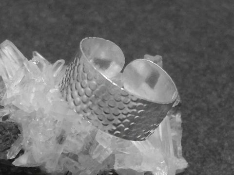 Silber Ring 8 mm breit mit Muster in Größe 55 bis 65, Hersteller Juwelier Harnisch, ohne Stein, auf Kristallbasis präsentiert.