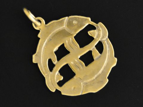 Fische Anhänger aus Gold 333, plastisch flach gestaltet, symbolisiert das Sternzeichen Fische, hergestellt von Juwelier Harnisch. Ideal als Schmuckstück für Sternzeichenliebhaber.