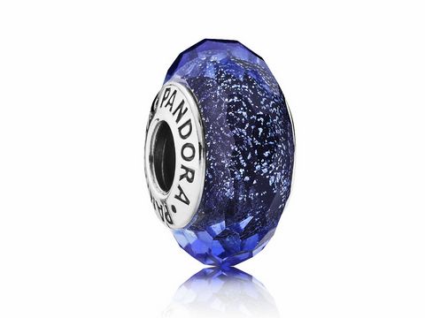 Schillernder blauer Facetten Charm aus Murano-Glas von Pandora, gefertigt aus Silber und dekoriert mit strahlend-blauer Glasur, ideal für individuelle Schmuckkreationen.