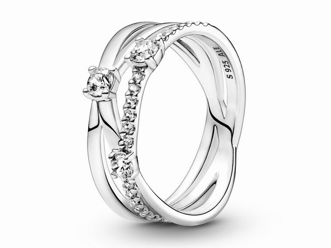 199400048-0 Funkelnder Dreifach-Ring von Pandora aus Sterling Silber mit Zirkonia-Steinen, Größe 48, elegantem Design und glänzender Oberfläche, ideal als Schmuckstück für besondere Anlässe.