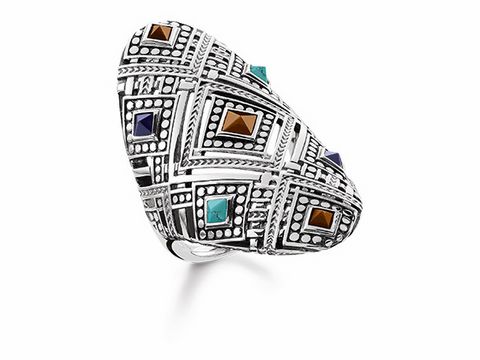 Thomas Sabo Ring TR2128-361-7-52 mit afrikanischen Ornamenten in Größe 52, aus Silber mit bunten, quadratischen Steinen in verschiedenen Farben.