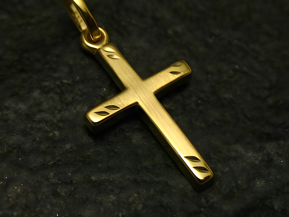 Goldkreuz diamantiert und mattiert aus Gold 333, Hersteller Juwelier Harnisch, klassisches Design, hochwertiger Schmuckanhänger für elegante Outfits.