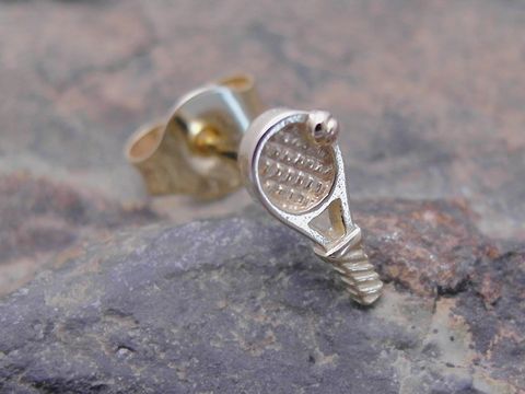 Tennisschläger mit Ball Ohrstecker unisex aus Gold 585 von Juwelier Harnisch, sportlich und individuell, Einzelstück für den Tennis-Liebhaber.