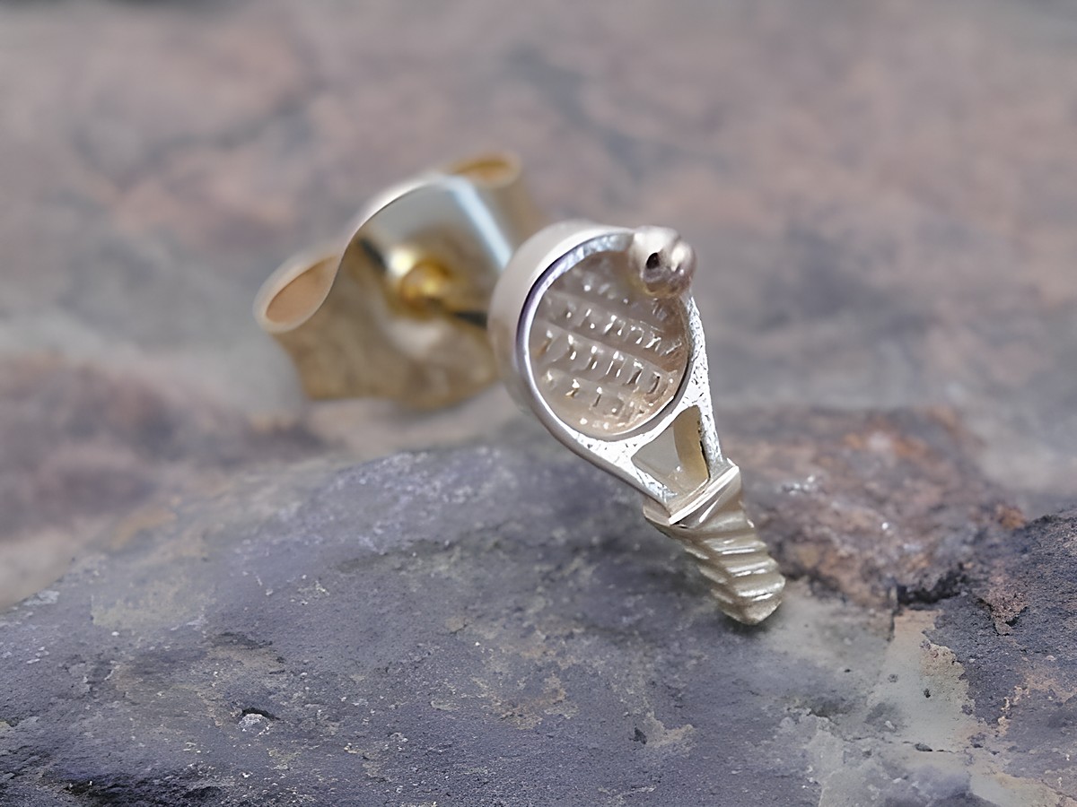 Tennisschläger mit Ball Ohrstecker unisex aus Gold 585 von Juwelier Harnisch, sportlich und individuell, Einzelstück für den Tennis-Liebhaber.