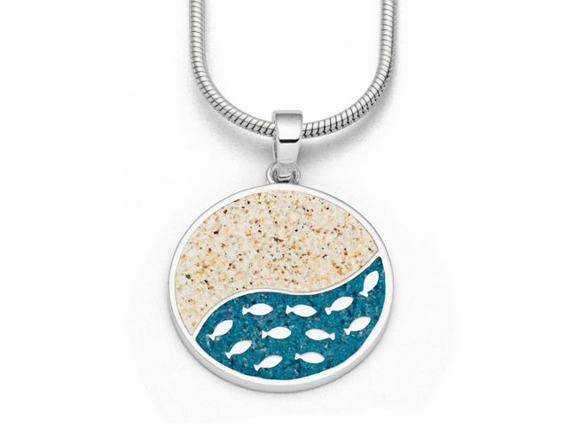 DUR Anhänger in Form eines Fischschwarm-Motivs aus Sterling Silber mit sandfarbenem und türkisfarbenem Design, zeigt stilisierte Fische vor einem kreativen Wellenhintergrund.
