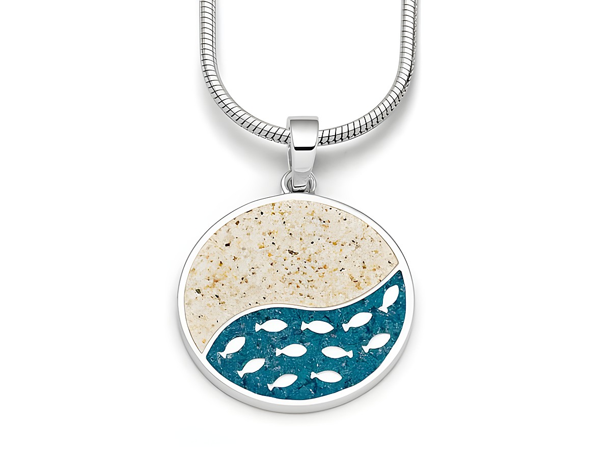 DUR Anhänger in Form eines Fischschwarm-Motivs aus Sterling Silber mit sandfarbenem und türkisfarbenem Design, zeigt stilisierte Fische vor einem kreativen Wellenhintergrund.