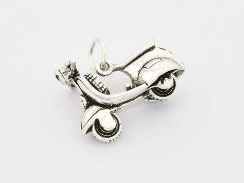 Niedlicher Anhänger in Form eines Motorrollers aus Sterling Silber, gefertigt von Juwelier Harnisch, ideal für alle Fahrzeugliebhaber.