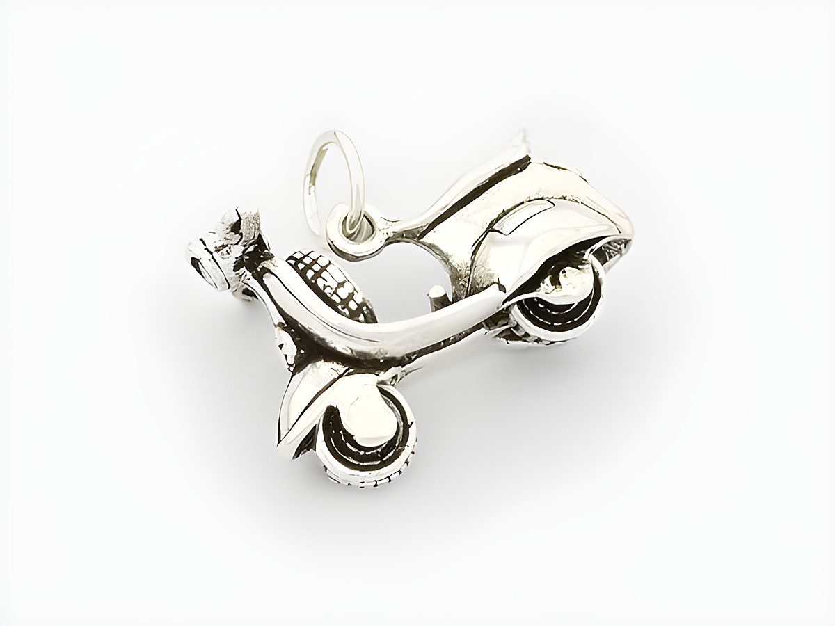 Niedlicher Anhänger in Form eines Motorrollers aus Sterling Silber, gefertigt von Juwelier Harnisch, ideal für alle Fahrzeugliebhaber.