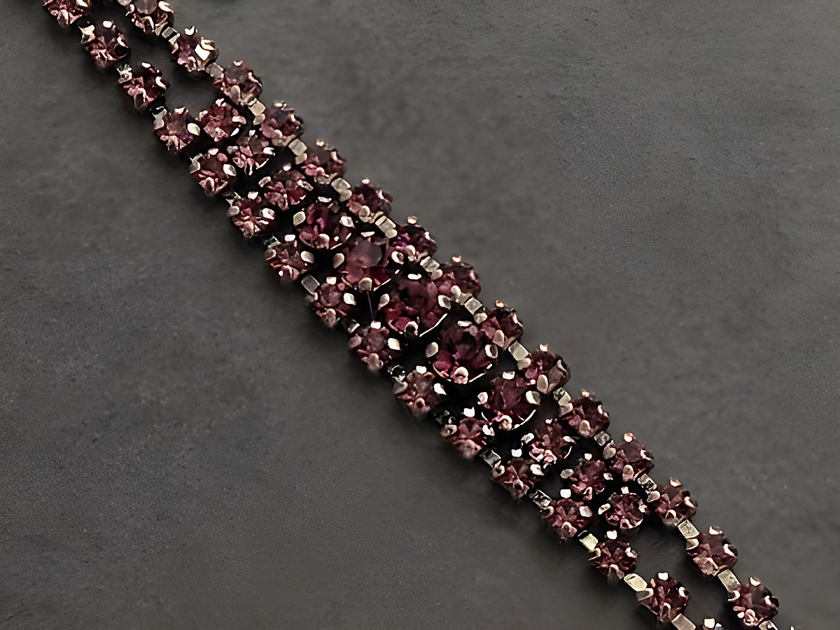Strass Armband in Fuchsia mit goldfarbenen Akzenten, 19,5 cm lang, elegant und funkelnd, hergestellt von Juwelier Harnisch, ideal für besondere Anlässe oder als modisches Accessoire.