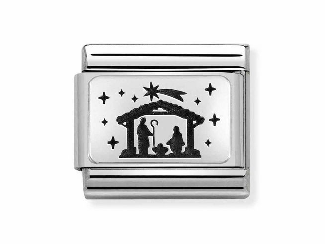 433011138-0 Eine stilvolle Edelstahl-Krippe mit schwarz gravierten Figuren von Maria, Josef und dem Jesuskind unter einem Sternenhimmel, gefertigt von Nomination, Modellnummer 330111 38.