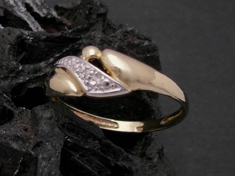 Gold Ring edel Gold 333 bicolor mit Diamant Goldring Gr. 56,5 Hersteller Juwelier Harnisch bis Gr. 58 18,5 auf schwarzem Untergrund.