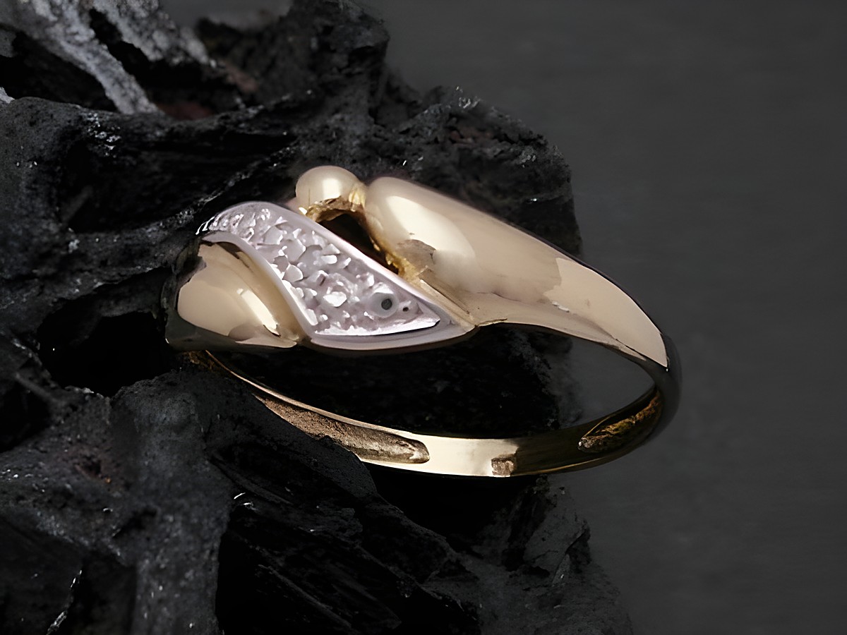 Gold Ring edel Gold 333 bicolor mit Diamant Goldring Gr. 56,5 Hersteller Juwelier Harnisch bis Gr. 58 18,5 auf schwarzem Untergrund.