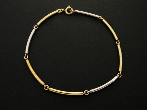 Armband im Röhrendesign aus Gold 333 in tricolor, 2 x 2 mm, Länge 19 cm, gefertigt vom Juwelier Harnisch, elegant und zeitlos.
