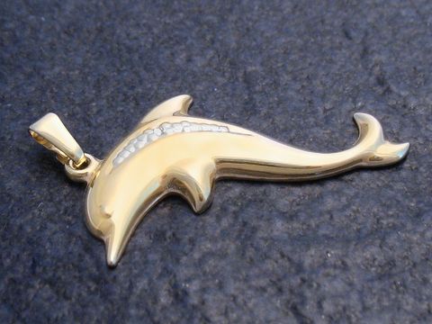 Gold Anhänger in Form eines Delfins mit verspieltem Design und Diamanten. Ideales Geschenk von Juwelier Harnisch, perfekt für Tierliebhaber.