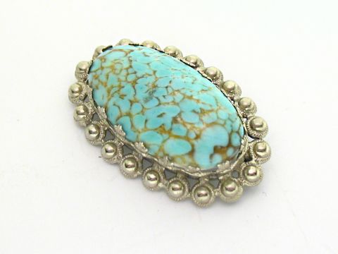 60351-0 Damen Brosche oval in türkis, gefasst, neu vom Hersteller Juwelier Harnisch, mit elegantem Türkis-Look und dekorativen Perlenrand. Ideal für stilvolle Akzente.