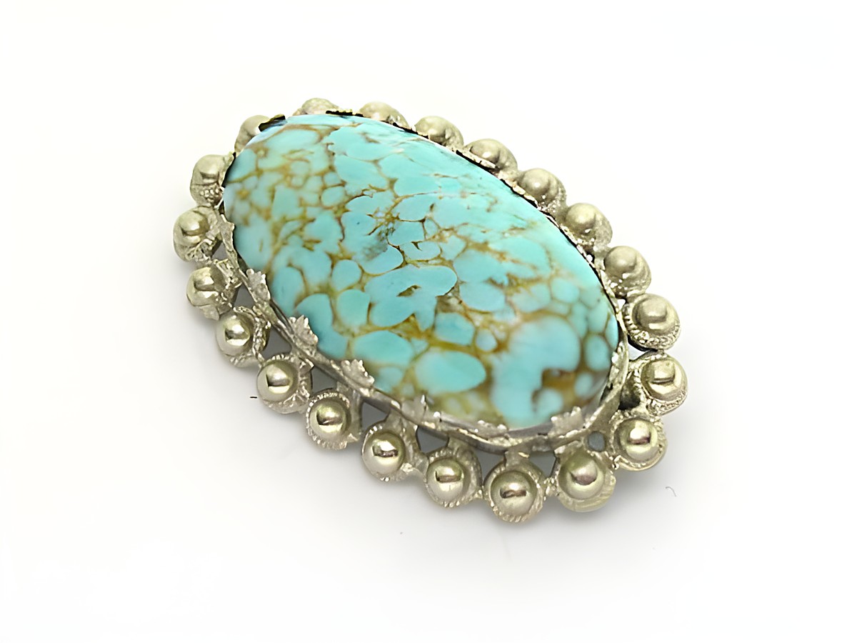 Damen Brosche oval in türkis, gefasst, neu vom Hersteller Juwelier Harnisch, mit elegantem Türkis-Look und dekorativen Perlenrand. Ideal für stilvolle Akzente.