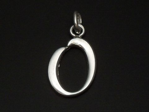 Anhänger aus poliertem Sterling Silber in Form des Buchstabens O, hergestellt von Juwelier Harnisch. Ideal als modisches Accessoire oder persönliches Geschenk.