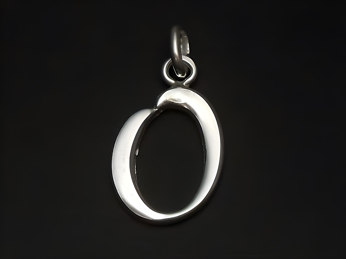 Anhänger aus poliertem Sterling Silber in Form des Buchstabens O, hergestellt von Juwelier Harnisch. Ideal als modisches Accessoire oder persönliches Geschenk.