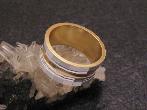 Bicolor City Party Ring, 9,7 mm breit, Größe 53, 17 mm, hergestellt von Juwelier Harnisch, City Ringe, auf einem transparenten Stein platziert.