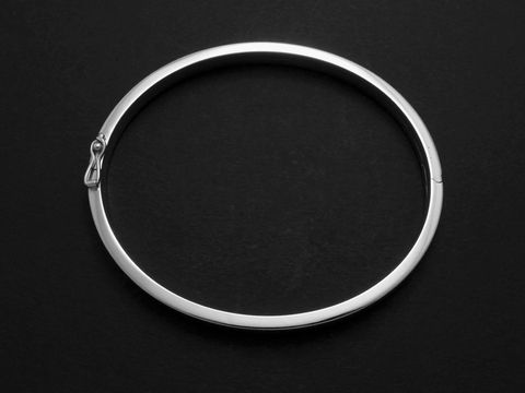 Silber Armreifen - blank - 4,8 mm - rhodiniert - 18 cm, Hersteller: Juwelier Harnisch, Armreifen in eleganter Form auf schwarzem Hintergrund.