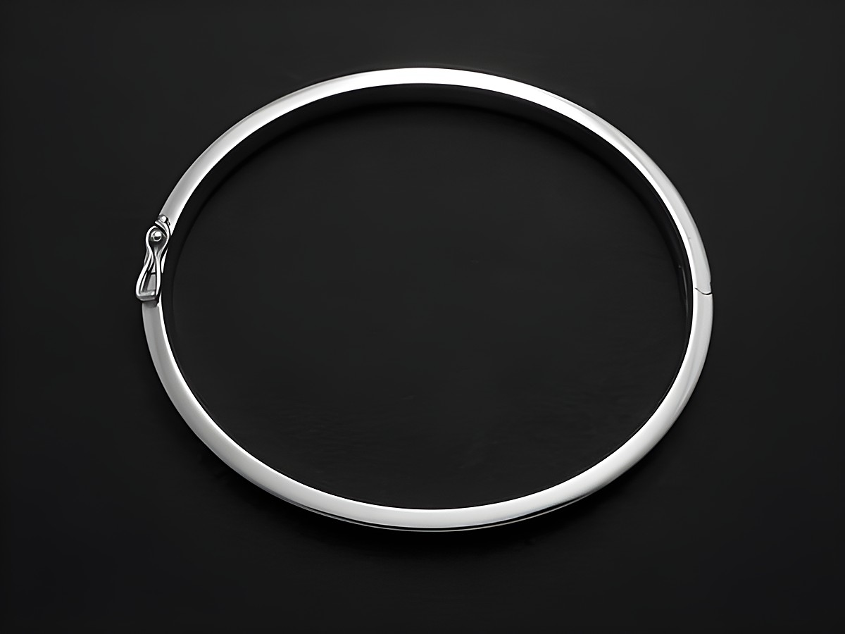 Silber Armreifen - blank - 4,8 mm - rhodiniert - 18 cm, Hersteller: Juwelier Harnisch, Armreifen in eleganter Form auf schwarzem Hintergrund.