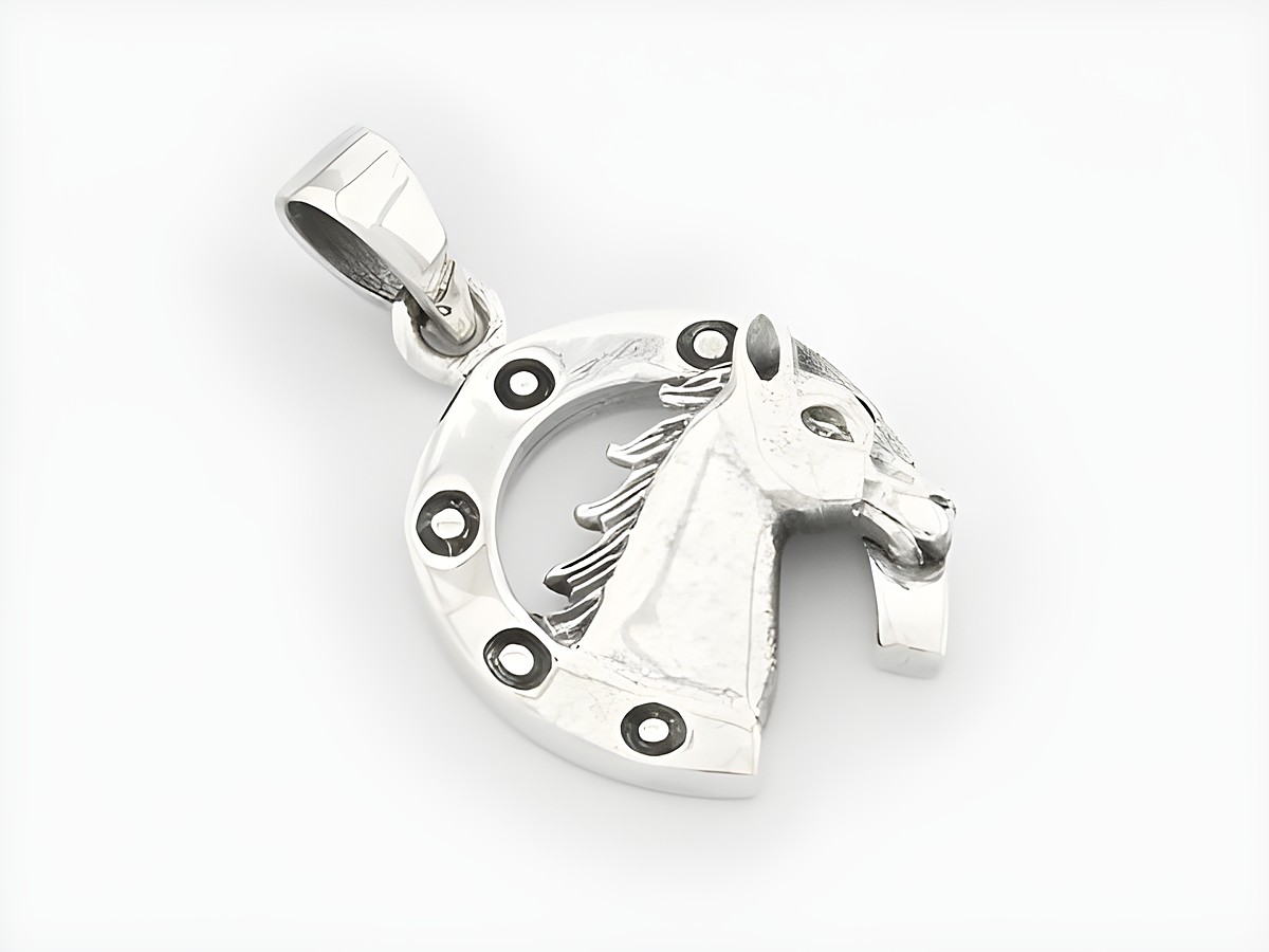 Hufeisenanhänger mit Pferdekopf aus Sterling Silber, Schmuckstück für Pferdeliebhaber, hergestellt von Juwelier Harnisch, symbolisiert Reiterglück und Verbindung zu Tieren.