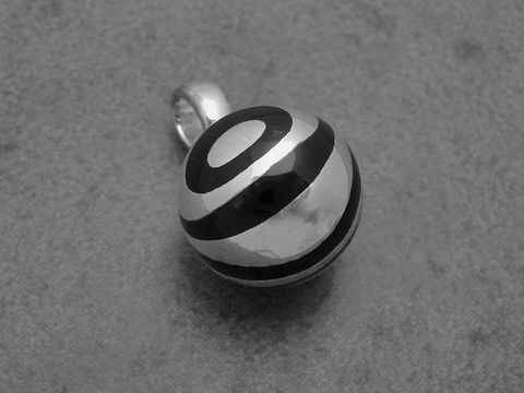 Kugeln Anhänger aus Sterling Silber rhodiniert in modernem Design mit schwarzem Lack, Hersteller Juwelier Harnisch. Eleganter Schmuck für jeden Anlass.