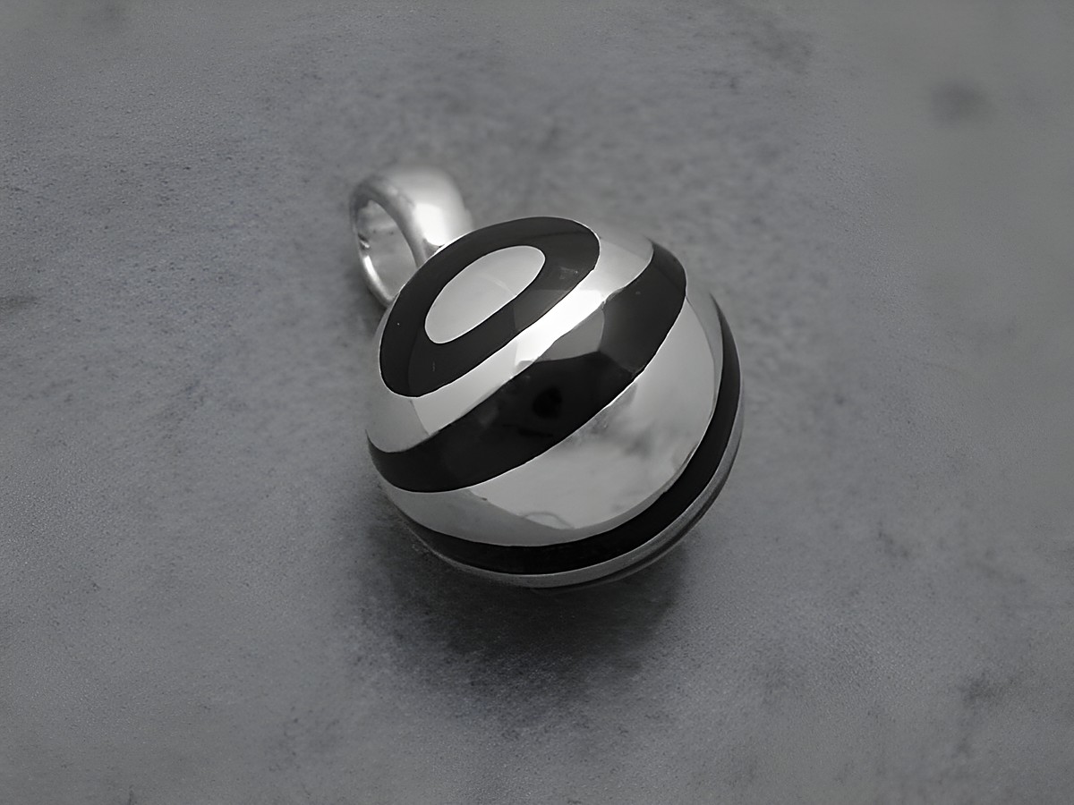 Kugeln Anhänger aus Sterling Silber rhodiniert in modernem Design mit schwarzem Lack, Hersteller Juwelier Harnisch. Eleganter Schmuck für jeden Anlass.