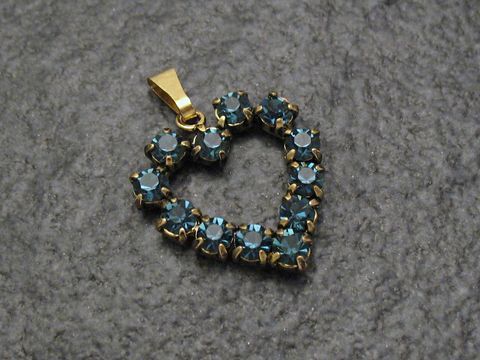 Blauer Strass Anhänger in Herzform für einen sexy City Look, gefertigt von Juwelier Harnisch. Der Anhänger ist mit funkelnden Strasssteinen verziert und ideal für besondere Anlässe.