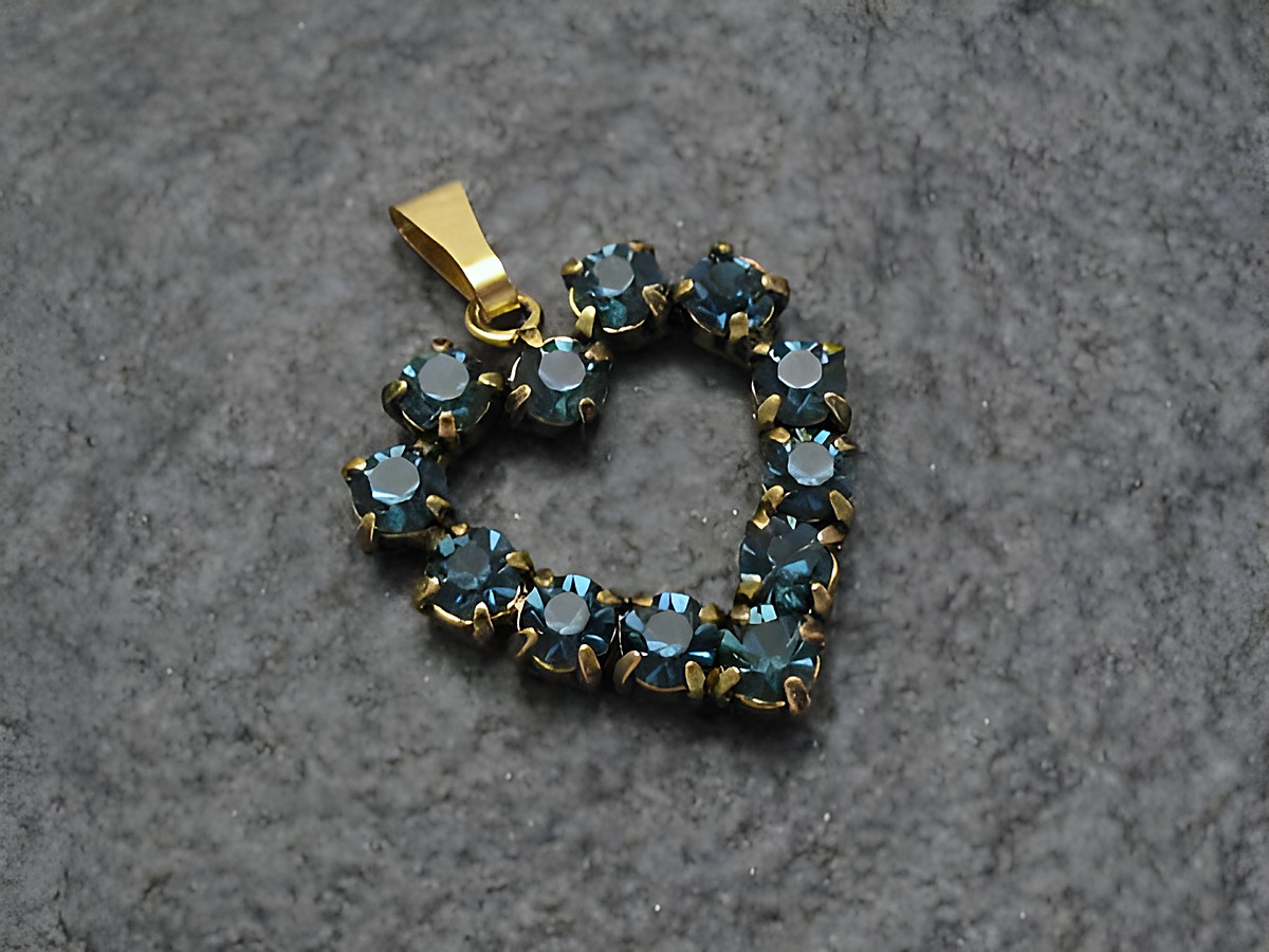 Blauer Strass Anhänger in Herzform für einen sexy City Look, gefertigt von Juwelier Harnisch. Der Anhänger ist mit funkelnden Strasssteinen verziert und ideal für besondere Anlässe.