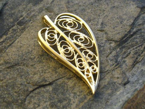 Gold Anhänger Blatt geschwungen Gold 333 von Juwelier Harnisch, filigranes Design mit pflanzlichen Verzierungen, ideal für elegante Schmuckstücke.