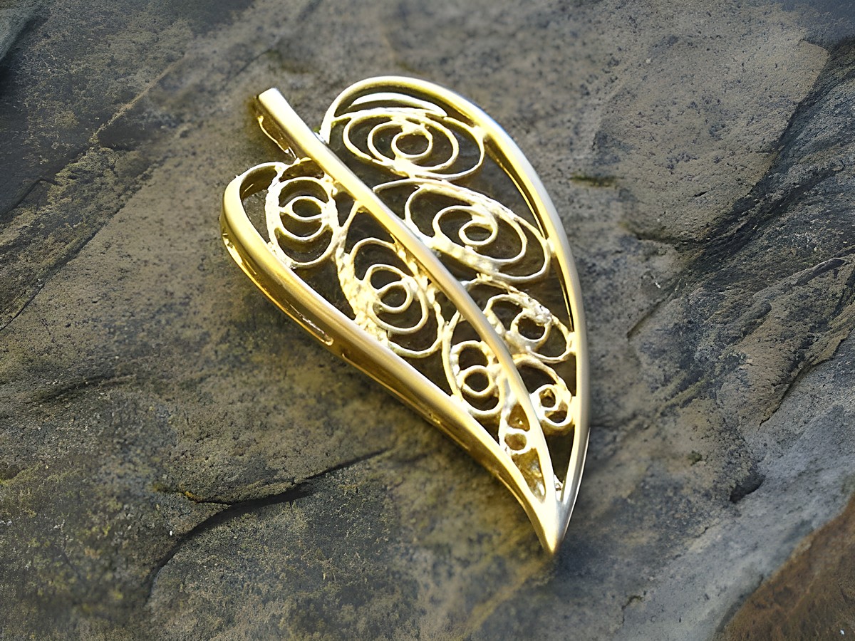 Gold Anhänger Blatt geschwungen Gold 333 von Juwelier Harnisch, filigranes Design mit pflanzlichen Verzierungen, ideal für elegante Schmuckstücke.