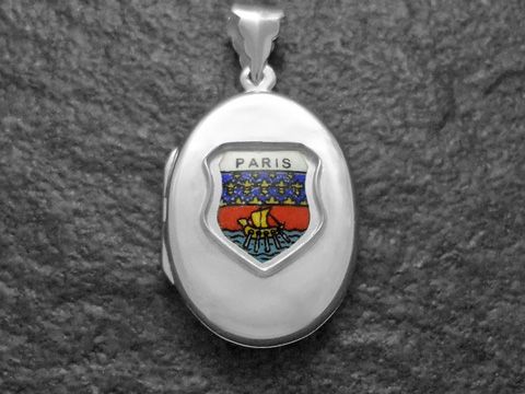 Silbernes Medaillon mit dem Wappen von Paris, das farbenfroh gestaltet ist und auf einem eleganten Untergrund präsentiert wird, hergestellt vom Juwelier Harnisch in Europa.