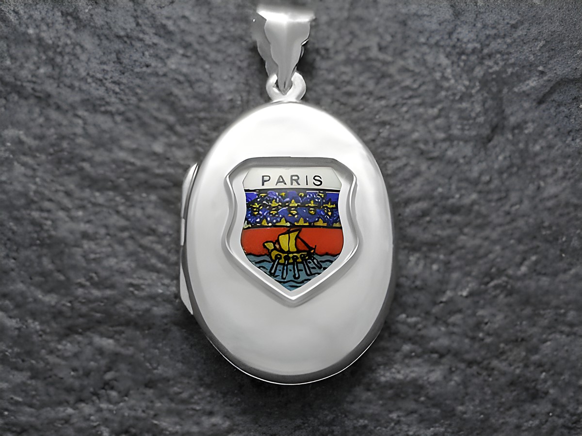 Silbernes Medaillon mit dem Wappen von Paris, das farbenfroh gestaltet ist und auf einem eleganten Untergrund präsentiert wird, hergestellt vom Juwelier Harnisch in Europa.