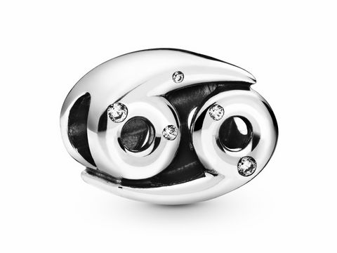 Ein eleganter Silbercharme von Pandora mit dem Sternzeichen Krebs, verziert mit Zirkonia-Steinen, ideal für Schmuckliebhaber. Stilvolles Design und hochwertige Verarbeitung.