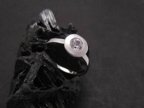 Weißgold Ring smart Gold 333 Zirkonia Gr. 55, Hersteller Juwelier Harnisch bis Gr. 56/18, eleganter Design mit glänzendem Zirkonia im Oval, auf dunklem Untergrund präsentiert.