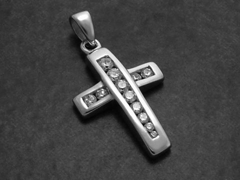 Kreuz Anhänger aus rhodiniertem Sterling Silber mit funkelnden Steinen, hergestellt von Juwelier Harnisch, elegantes Design für besonderen Anlass.
