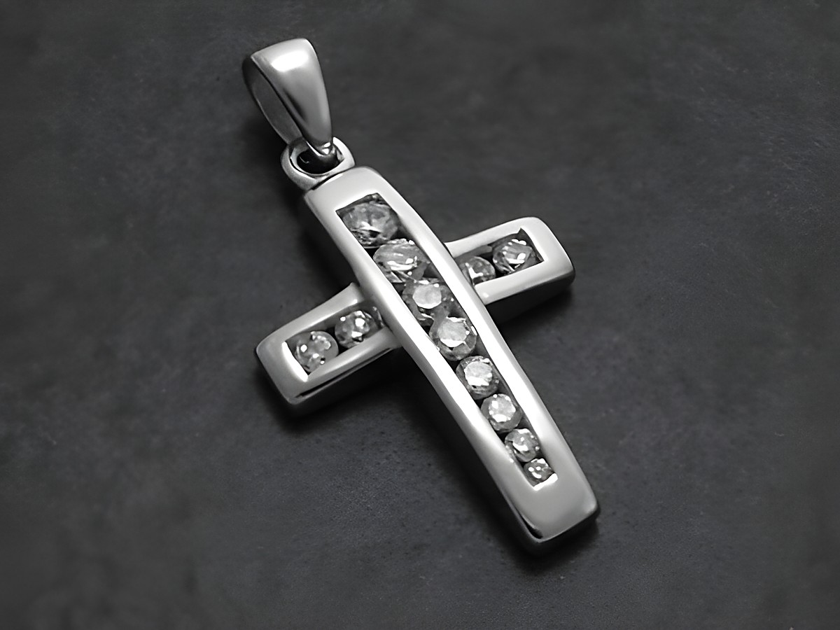 Kreuz Anhänger aus rhodiniertem Sterling Silber mit funkelnden Steinen, hergestellt von Juwelier Harnisch, elegantes Design für besonderen Anlass.