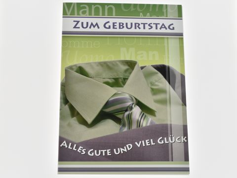 Geburtstagskarte mit einem Oberhemd und einer Krawatte auf grünlichem Hintergrund. Hersteller ist Juwelier Harnisch. Text auf der Karte lautet: Zum Geburtstag Alles Gute und viel Glück.