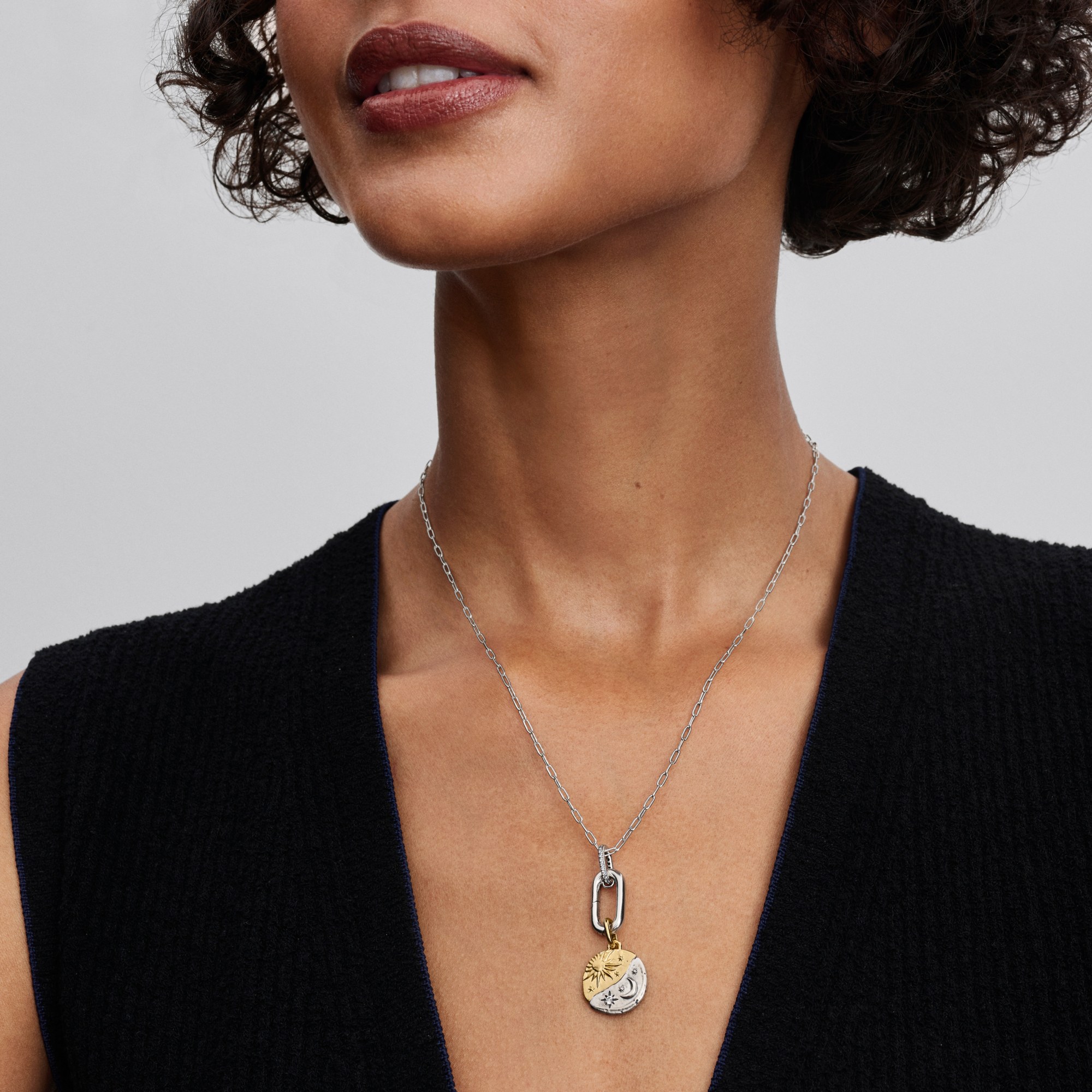 Pandora Me - Sonne und Mond Medaillon-Charm - Silber & Gelbgold Vergoldung - Zirkonia - PER ASPERA AD ASTRA – Ansicht 4