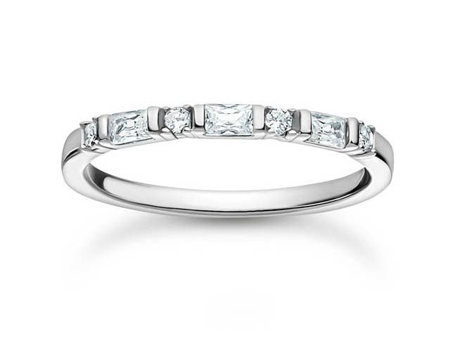 Thomas Sabo Charming Ring TR2348-051-14-56 aus Sterling Silber mit weißen Zirkonia in Größe 56, zierlicher Ring mit funkelndem Design und klaren stehenden Zirkonia-Steinen.