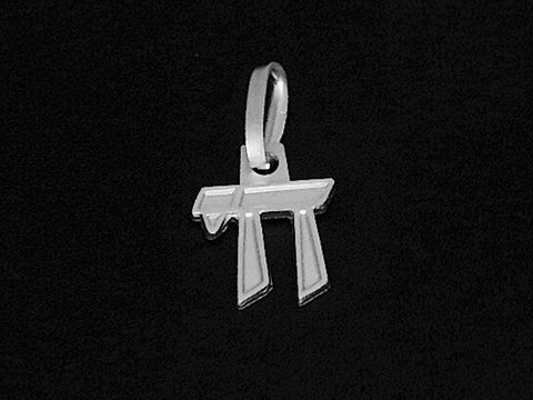 Silber rhodinierter Anhänger in Form des hebräischen Symbols für Leben, gefertigt von Juwelier Harnisch, ideal als Schmuckstück mit spiritueller Bedeutung.