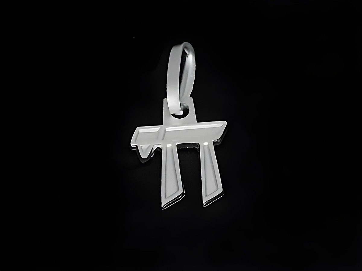 Silber rhodinierter Anhänger in Form des hebräischen Symbols für Leben, gefertigt von Juwelier Harnisch, ideal als Schmuckstück mit spiritueller Bedeutung.