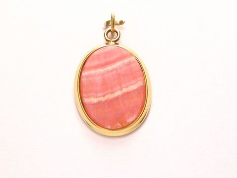 Großer Rhodochrosit Anhänger mit Gold Auflage Doublé von Juwelier Harnisch in ovaler Form, der zauberhafte pinke Farbverlauf und die edle Fassung verleihen einen eleganten Look.