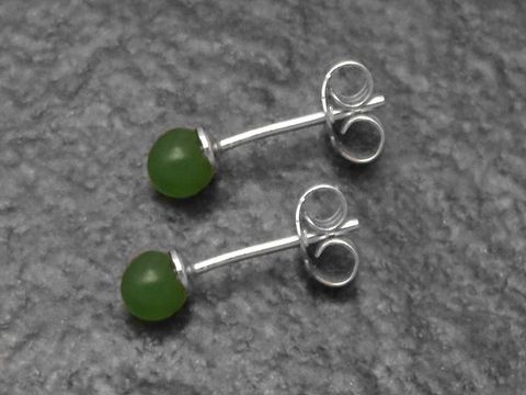 32418-0 Silber Ohrring aus Echt Silber mit echtem Jade Stein 4mm, schlichte und elegante Form, perfekt für jeden Anlass, Hersteller Juwelier Harnisch, idealer Schmuck für stilbewusste Frauen.